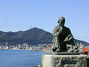 石川啄木像と函館山